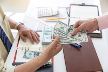 İş ve Finans kavramı, el ortağı için para veren işadamı.