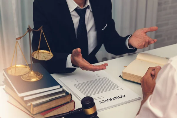 弁護士 ビジネスマン オフィスでビジネス契約書類を議論するの概念 — ストック写真