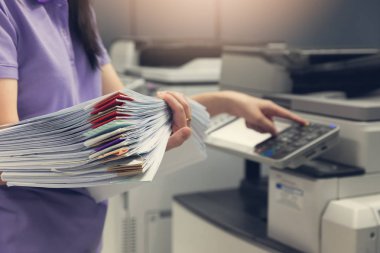Fotokopi hizmeti için kopya yığın evrak ve kullanma office Bussinesswoman.