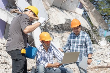 Mühendis mimar ve işçi işlemi denetimi yıkmak eski bina.