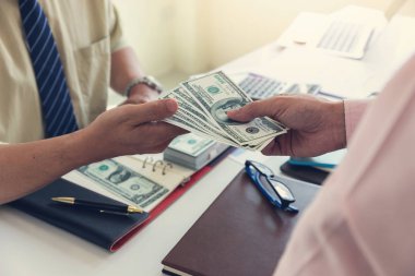 İş ve Finans kavramı, el ortağı için para veren işadamı.