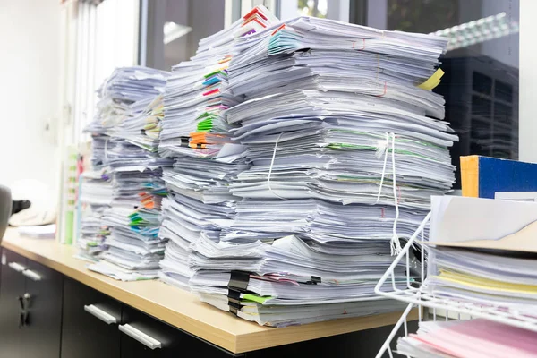 商业和金融概念的办公室工作 未完成的文件在办公室桌上 商务纸叠堆 — 图库照片
