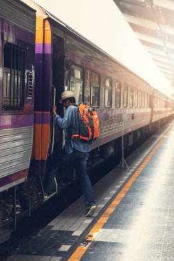 Trenle seyahat için bekleyen eşyalarını adamla Asya seyahat