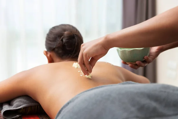 Mulher Asiática Desfrutando Uma Massagem Esfoliação Sal Spa — Fotografia de Stock