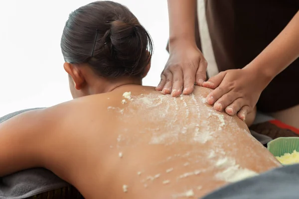 Mulher Asiática Desfrutando Uma Massagem Esfoliação Sal Spa — Fotografia de Stock