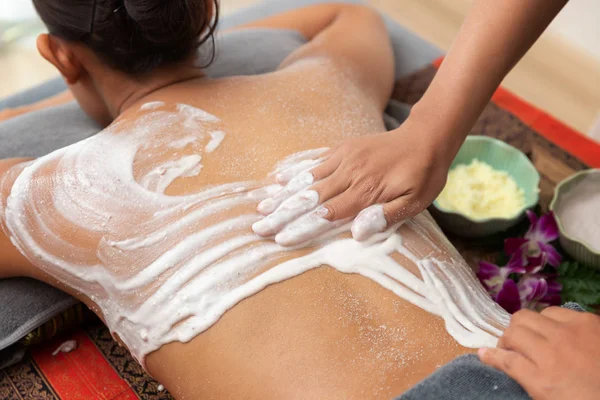 Mulher Asiática Desfrutando Uma Massagem Esfoliação Sal Spa — Fotografia de Stock