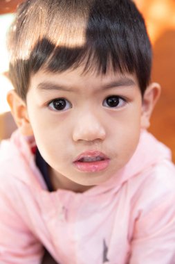 Yakın burnu akan mukus kadar Asya çocuk ile açık sümük bir burun akıntısı var.