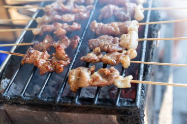 Tayland usulü barbekü domuz eti, Tayland geleneksel yemekleri, sokak yemekleri.