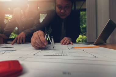 Planları ile çalışan mühendis ve mimar kavramı, mühendis mimar ve emlakçı office ekibi