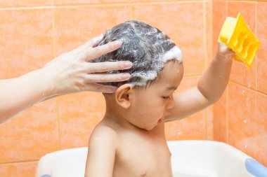 Closeup 2 yaşındaki çocuk annesiyle küvette banyo