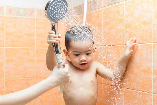 Nahaufnahme Jähriges Kind Badet Mit Seiner Mutter Badewanne — Stockfoto