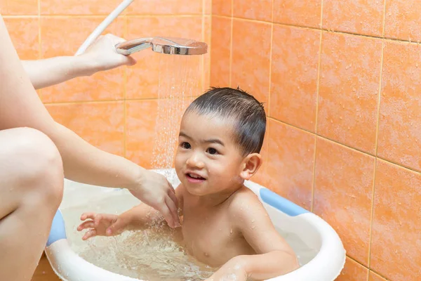 Closeup Anos Idade Banho Infantil Banheira Com Sua Mãe — Fotografia de Stock