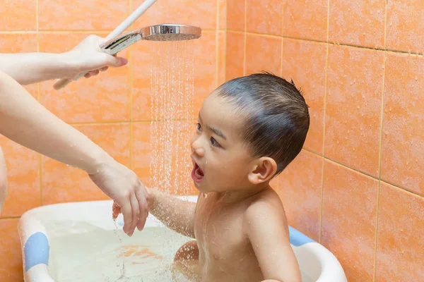 Nahaufnahme Jähriges Kind Badet Mit Seiner Mutter Badewanne — Stockfoto