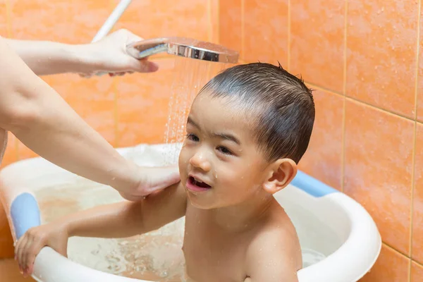 Closeup Anos Idade Banho Infantil Banheira Com Sua Mãe — Fotografia de Stock