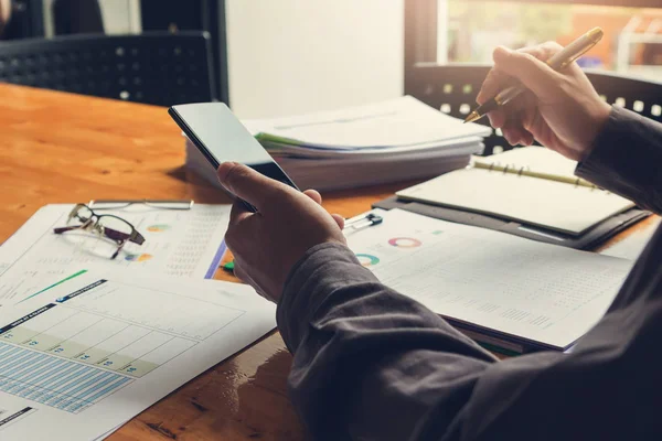 Concepto Negocio Finanzas Del Trabajo Oficina Hombre Negocios Usando Smartphone — Foto de Stock