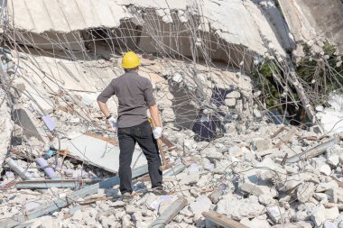 Mühendis mimar ve işçi işlemi denetimi yıkmak eski bina.