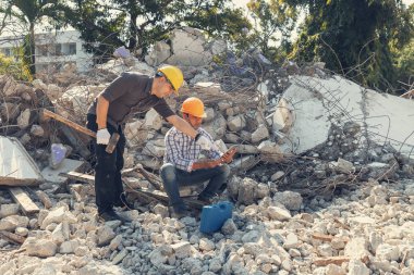 Mühendis mimar ve işçi işlemi denetimi yıkmak eski bina.