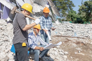 Mühendis mimar ve işçi işlemi denetimi yıkmak eski bina.