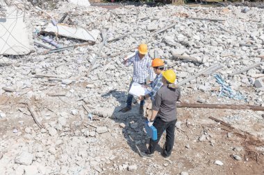 Mühendis mimar ve işçi işlemi denetimi yıkmak eski bina.