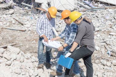 Mühendis mimar ve işçi işlemi denetimi yıkmak eski bina.