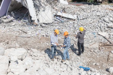 Mühendis mimar ve işçi işlemi denetimi yıkmak eski bina.