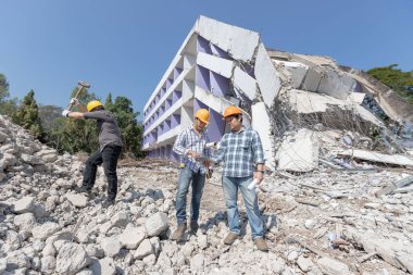 Mühendis mimar ve işçi işlemi denetimi yıkmak eski bina.