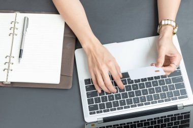 Freelancer iş kadını kafede online alışveriş için bilgisayar laptop ve kredi sepeti kullanarak.