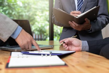 İş ve Finans office çalışma, yatırım iş planı Office tartışırken işadamları ekip çalışması kavramı
