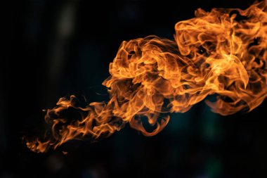 Siyah arka plan üzerine gaz patlaması alevlerden closeup yangın.
