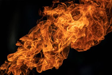 Siyah arka plan üzerine gaz patlaması alevlerden closeup yangın.