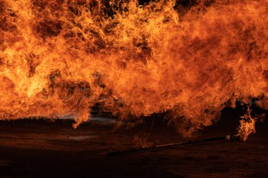 Siyah arka plan üzerine gaz patlaması alevlerden closeup yangın.