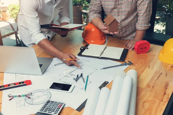 Concepto Ingeniero Arquitecto Equipo Oficinas Ingeniero Arquitectos Trabajando Con Planos — Foto de Stock