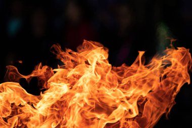 Siyah arka plan üzerine gaz patlaması alevlerden closeup yangın.