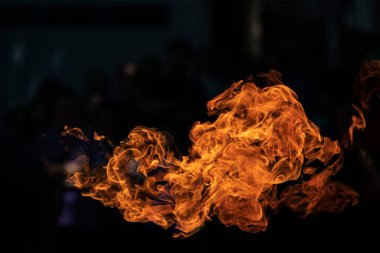 Siyah arka plan üzerine gaz patlaması alevlerden closeup yangın.