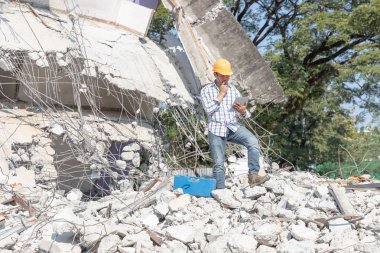 Mühendis mimar ve işçi işlemi denetimi yıkmak eski bina.