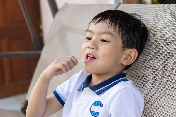 Close Jovem Asiático Menino Comer Pirulito — Fotografia de Stock