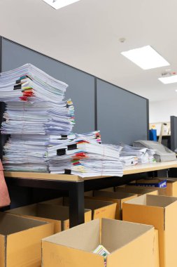 İş ve ekonomi kavramı ofis ofis masasında iş kağıt yığınını tamamlanmamış belgeler yığını çalışma,