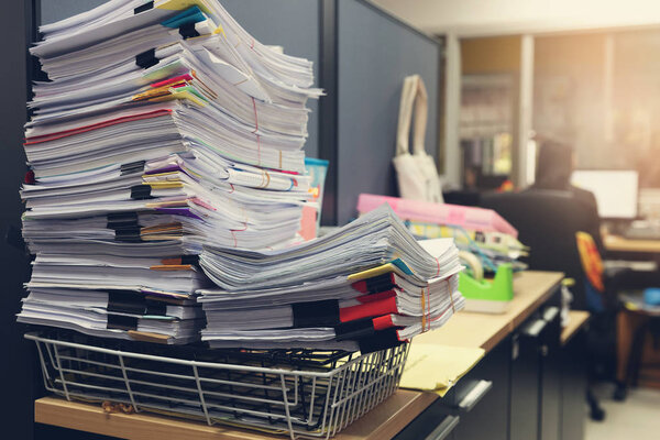 Бизнес и финансовая концепция офисной работы, Куча незавершенных документов на офисном столе, Куча деловой бумаги
