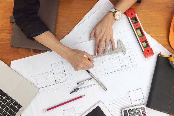 Концепция инженера и архитектора, команда инженеров-архитекторов, работающих с чертежами
