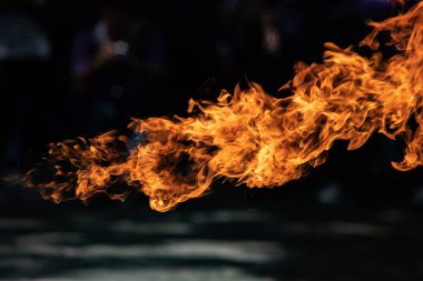 Siyah arka plan üzerine gaz patlaması alevlerden closeup yangın.