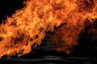Siyah arka plan üzerine gaz patlaması alevlerden closeup yangın.