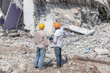 Mühendis mimar ve işçi işlemi denetimi yıkmak eski bina.