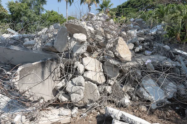 Eski binayı yıkmak için çatlamış betonu tıkayın..