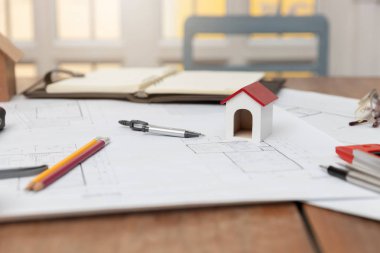 Planları ile çalışan mühendis ve mimar kavramı, mühendis mimar ve emlakçı office ekibi