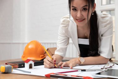 Planları ile çalışan mühendis ve mimar kavramı, mühendis mimar ve emlakçı office ekibi