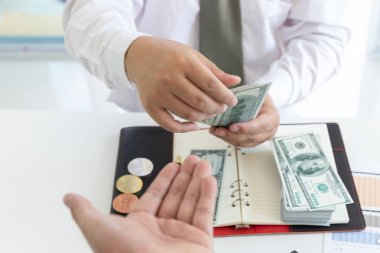 İş ve Finans kavramı, el ortağı için para veren işadamı.