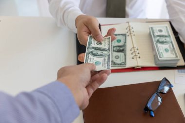İş ve Finans kavramı, el ortağı için para veren işadamı.