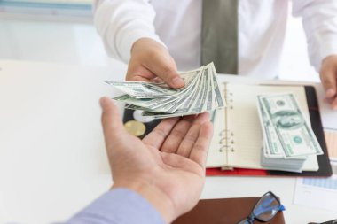 İş ve Finans kavramı, el ortağı için para veren işadamı.