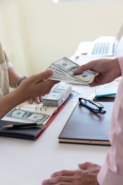 İş ve Finans kavramı, el ortağı için para veren işadamı.