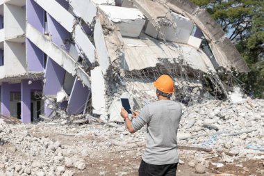 Mühendis mimar ve işçi işlemi denetimi yıkmak eski bina.